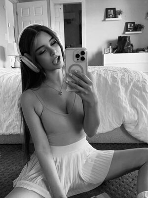 Picture tagged with: Skinny, American, Black and White, Brunette, Emily - emilyycutiexo, Selfie, Cute