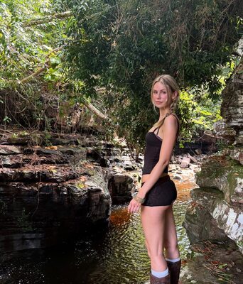 Изображение помечено: Skinny, American, Blonde, Eyes, Legs, Nature, Scarlett Leithold, Ass - Butt, Braid, Cute