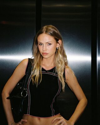 Изображение помечено: Skinny, American, Blonde, Eyes, Scarlett Leithold, Cute, Tummy
