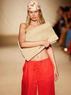 Изображение помечено: Skinny, American, Blonde, Eyes, Scarlett Leithold, Cute, Tummy