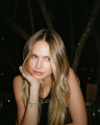 Изображение помечено: Skinny, American, Blonde, Eyes, Scarlett Leithold, Cute