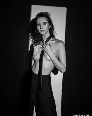 Изображение помечено: Skinny, Anastasia Grinenko, Black and White, Brunette, Evgeniy Krestyanov, Eyes, Russian, Art, Cute, Small Tits