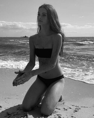 Изображение помечено: Skinny, Australian, Bikini, Black and White, Brunette, Legs, Meika Woollard, Cute, Tummy