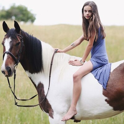 Изображение помечено: Skinny, Australian, Brunette, Feet, Horse, Legs, Meika Woollard, Nature, Cute