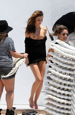 Изображение помечено: Skinny, Australian, Brunette, Feet, Legs, Miranda Kerr, Smiling, Celebrity - Star, Cute
