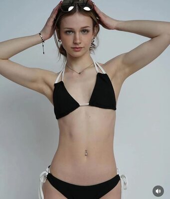 Изображение помечено: Skinny, Ava Rivello, Brunette, American, Bikini, Cute, Eyes, Piercing, Tummy