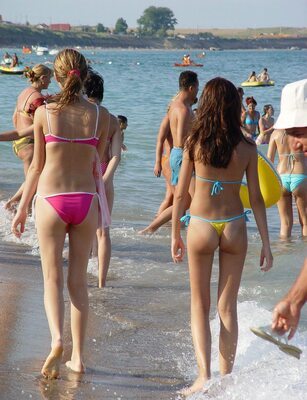 Изображение помечено: Skinny, Beach, Bikini, Blonde, Brunette, Feet, Legs, 2 girls, Ass - Butt