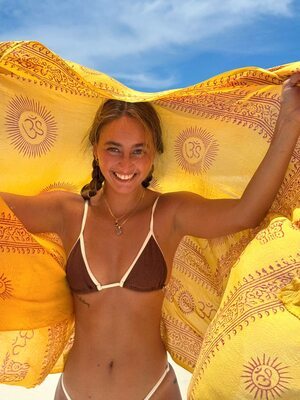 Изображение помечено: Skinny, Beach, Bikini, Blonde, Eyes, Paula Díez, Smiling, Cute, Tattoo, Tummy