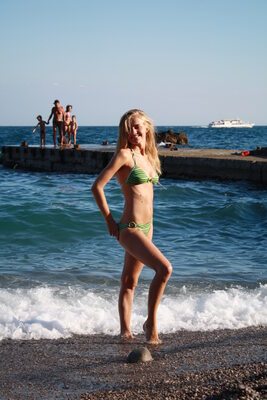 Изображение помечено: Skinny, Beach, Bikini, Blonde, Legs, Smiling, Cute, Tummy