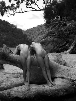Изображение помечено: Skinny, Black and White, 2 girls, Feet, Legs, Nature, Small Tits, Tummy
