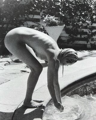Изображение помечено: Skinny, American, Black and White, Blonde, Delilah Summer Parillo, Feet, Legs, Cute, Pool