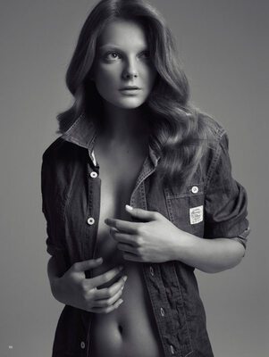 Изображение помечено: Skinny, Black and White, Brunette, Eniko Mihalik, Celebrity - Star, Cute, Eyes, Hungarian, Tummy