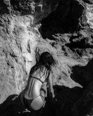 Изображение помечено: Skinny, Black and White, Brunette, Mishka Chantal Silva, American, Ass - Butt, Beach, Bikini, Nature