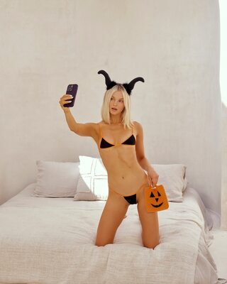 Изображение помечено: Skinny, Blonde, Kendall Thompson, Bikini, Cute, Halloween, Selfie, Tummy