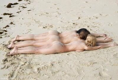 Изображение помечено: Skinny, Blonde, Brunette, Hegre Art, 3 girls, Ass - Butt, Beach, Legs, Sexy Wallpaper