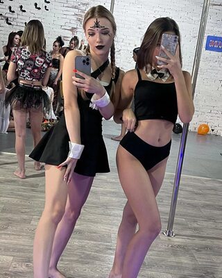 Изображение помечено: Skinny, Blonde, Brunette, Viktoriya Dorofeeva - Rare Tori - Red Royz, Legs, Pole Dance2 girls, Selfie, Tummy