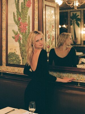 Изображение помечено: Skinny, American, Blonde, Delilah Summer Parillo, Eyes, Mirror, Wine, Cute, Safe for work