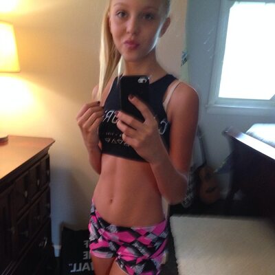 Изображение помечено: Skinny, Blonde, Morgan Cryer, American, Cute, Selfie, Tummy