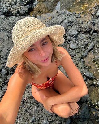 Изображение помечено: Skinny, Blonde, Paula Díez, Cute, Hat, Selfie