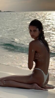 Изображение помечено: Skinny, Bruna Lírio, Brunette, Beach, Bikini, Brazilian, Celebrity - Star, Cute, Eyes, Legs, Monokini, Shy