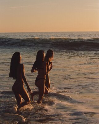 Изображение помечено: Skinny, Bruna Lírio, Brunette, Elisha Herbert, Renee Herbert, 3 girls, Ass - Butt, Australian, Beach, Bikini, Brazilian, Celebrity - Star, Cute, Twins