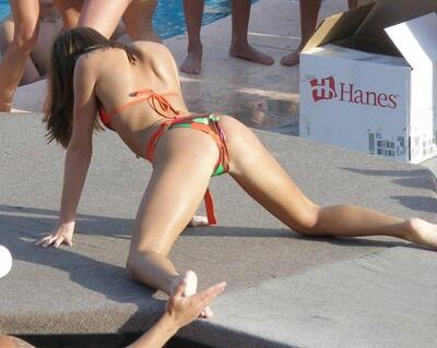 Изображение помечено: Skinny, Brunette, Ass - Butt, Bikini, Legs