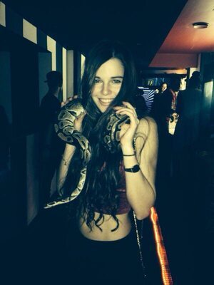Изображение помечено: Skinny, Brunette, Caterina, Eyes, Italian, Smiling, Cute, Safe for work, Snake, Tummy