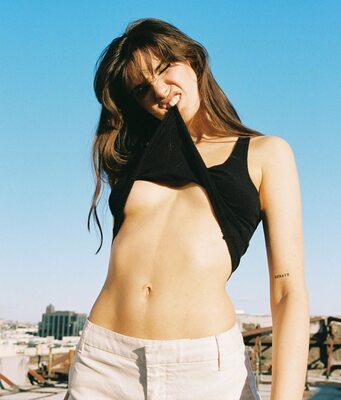 Изображение помечено: Skinny, Brunette, Canadian, Charlotte Briar D’Alessio, Cute, Tummy