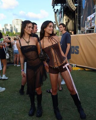 Изображение помечено: Skinny, Brunette, Elisha Herbert, Renee Herbert, 2 girls, Australian, Cute, Legs, Tummy, Twins