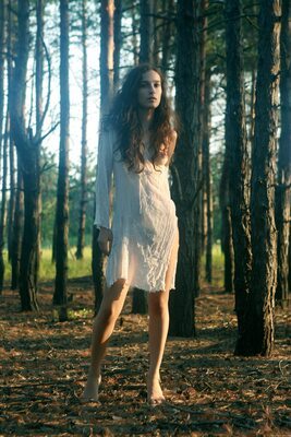 Изображение помечено: Skinny, Brunette, Feet, Legs, Nature, Shy