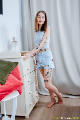 Изображение помечено: Skinny, Brunette, Feet, Legs, Russian, Sasha Paige, Tattoo