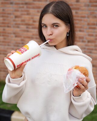 Изображение помечено: Skinny, Brunette, Lera Buns - Valeriia Makusheva - Valeria Titova, Burger King, Cute, Eyes, Russian, Safe for work