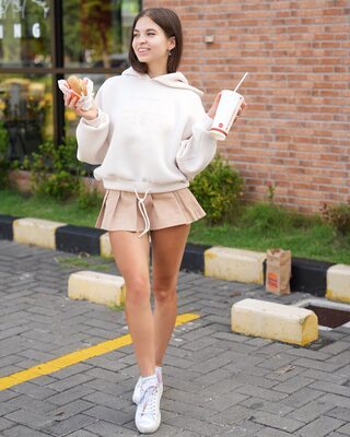 Изображение помечено: Skinny, Brunette, Lera Buns - Valeriia Makusheva - Valeria Titova, Burger King, Cute, Legs, Russian, Smiling