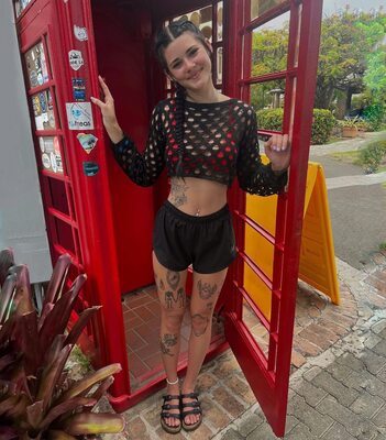 Изображение помечено: Skinny, Brunette, kendlebutterworth, Braid, Cute, Feet, Legs, Piercing, Smiling, Tattoo, Tummy