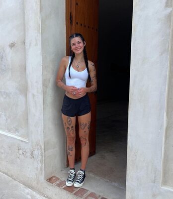 Изображение помечено: Skinny, Brunette, kendlebutterworth, Braid, Cute, Legs, Smiling, Tattoo